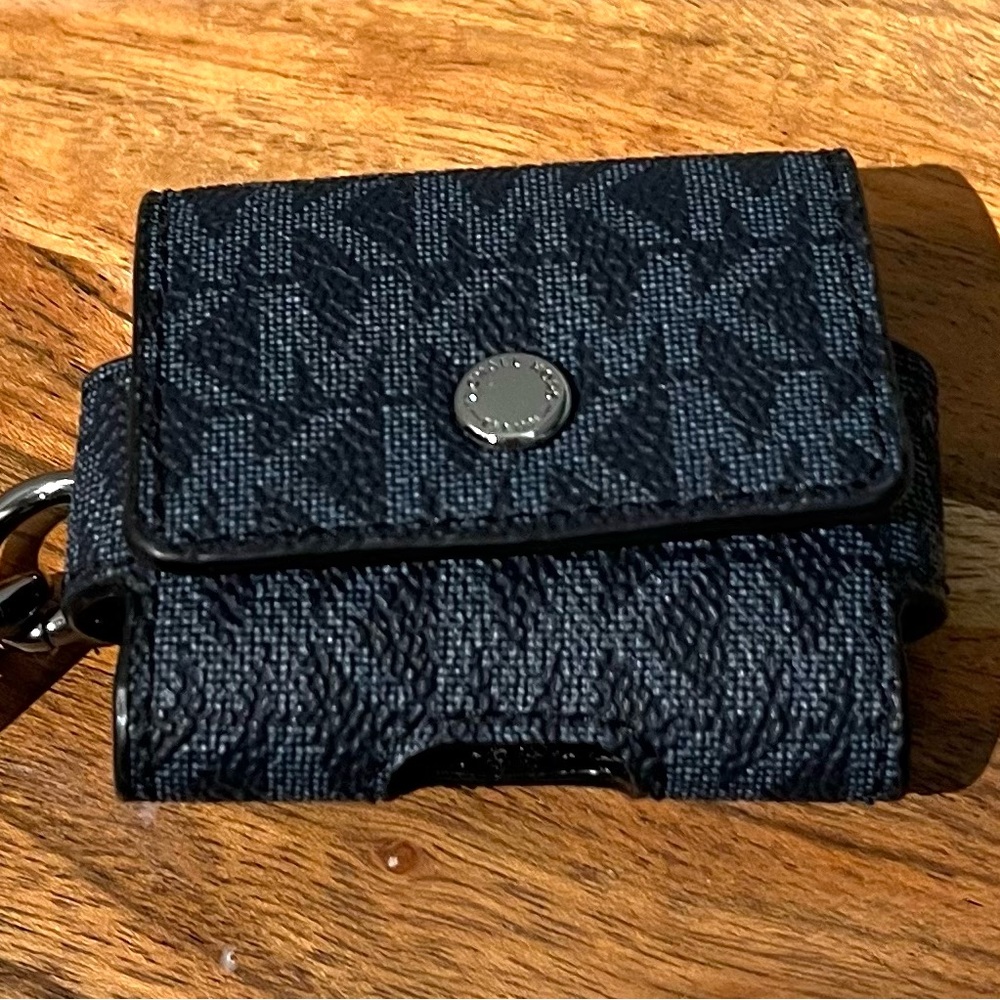 MICHAEL KORS AirPod case cover